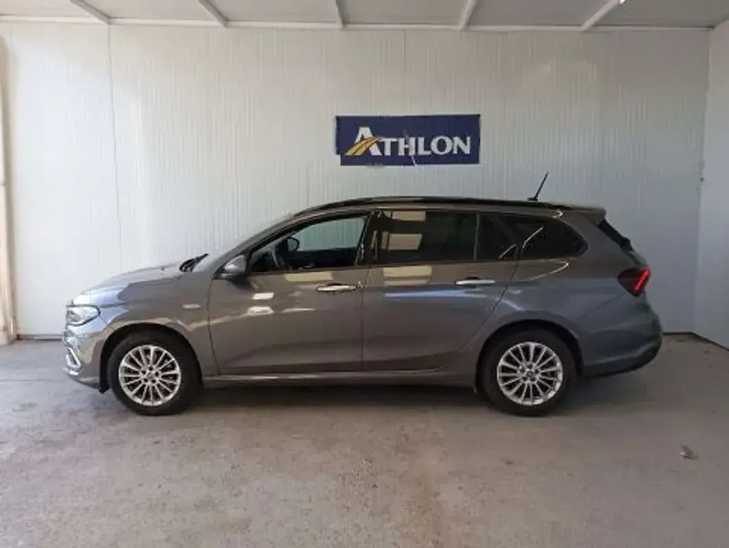 Usado Fiat Tipo Life 95 CV (69 kW) 2022 Gris Familiar