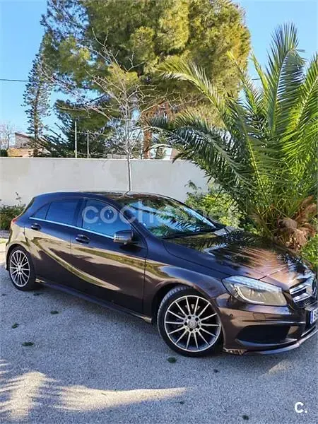 Usado Mercedes A180 AMG line 122 CV (89 kW) 2014 Marrón Utilitario