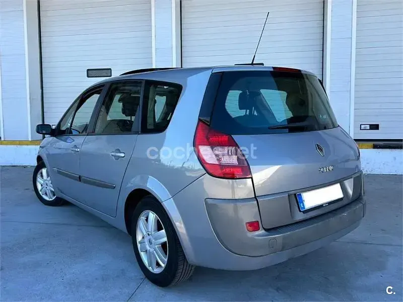 Usado Renault Scenic E-Tech Authentique 120 CV (88 kW) 2005 Gris / plata Monovolumen