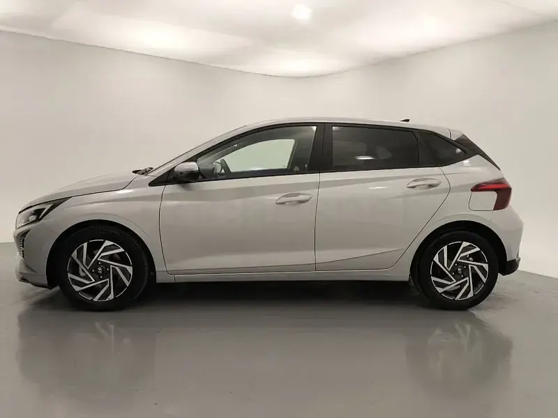 Usado Hyundai i20 100 CV (73 kW) 2025 Gris / plata Utilitario