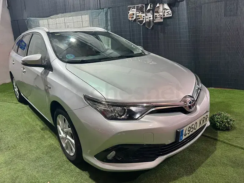 Usado Toyota Auris Hybrid Active 136 CV (100 kW) 2018 Gris / plata Familiar