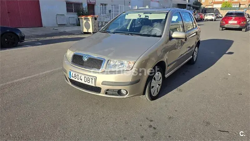 Usado Skoda Fabia Comfort 75 CV (55 kW) 2004 Beige Berlina