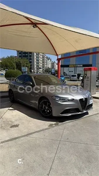 Usado Alfa Romeo Giulia Super 180 CV (132 kW) 2017 Gris / plata Berlina