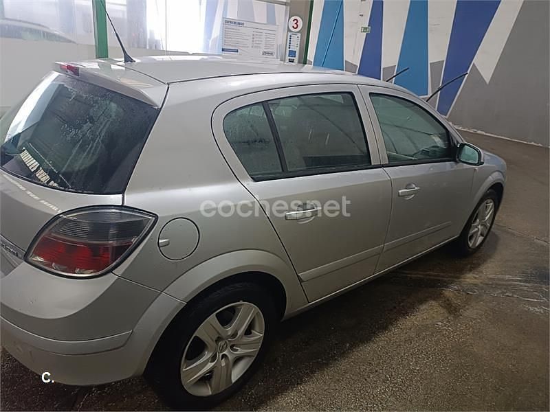 Usado Opel Astra Edition 100 CV (73 kW) 2009 Gris / plata Berlina