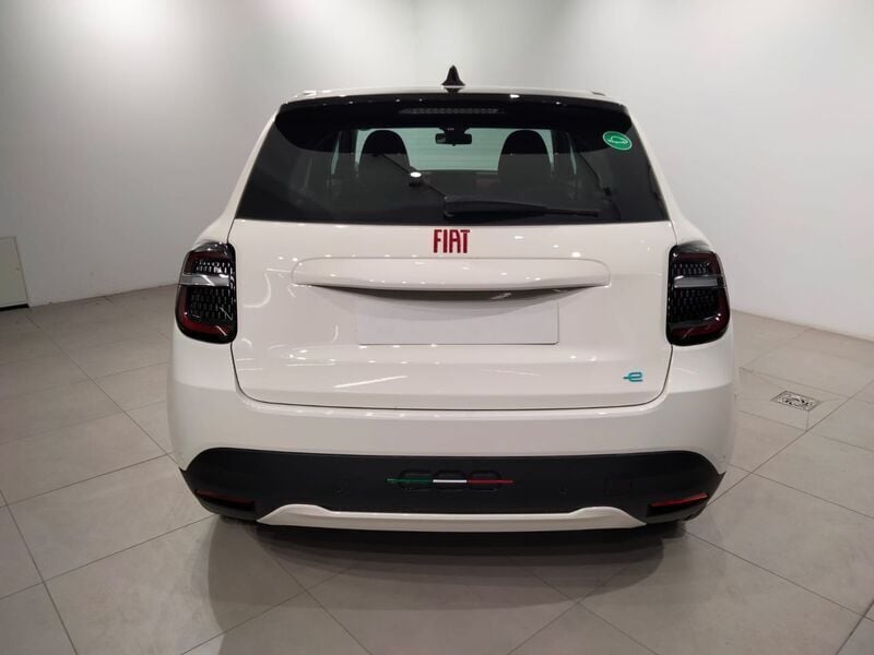 Usado Fiat 600E Red 114 kW (156 CV) 2024 Blanco