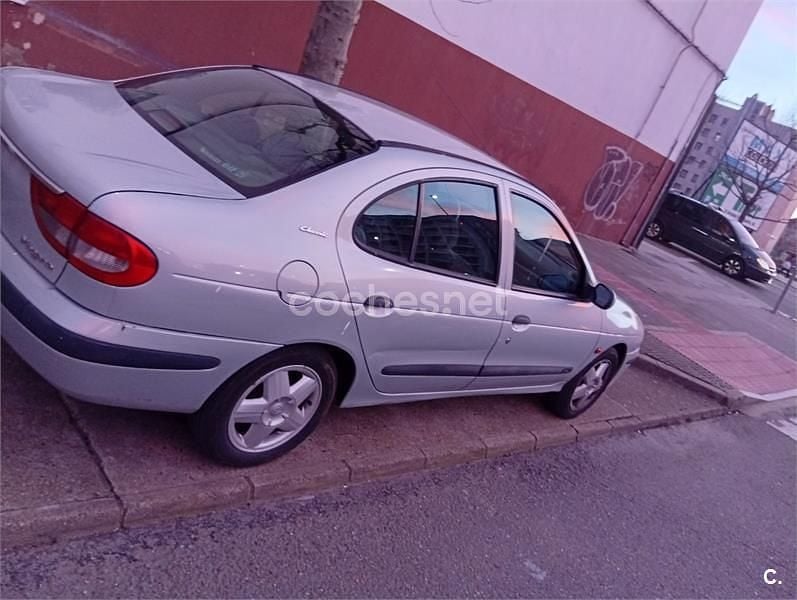 Begagnad Renault Mégane 110 HK (80 kW) 1999 Grå Sedan