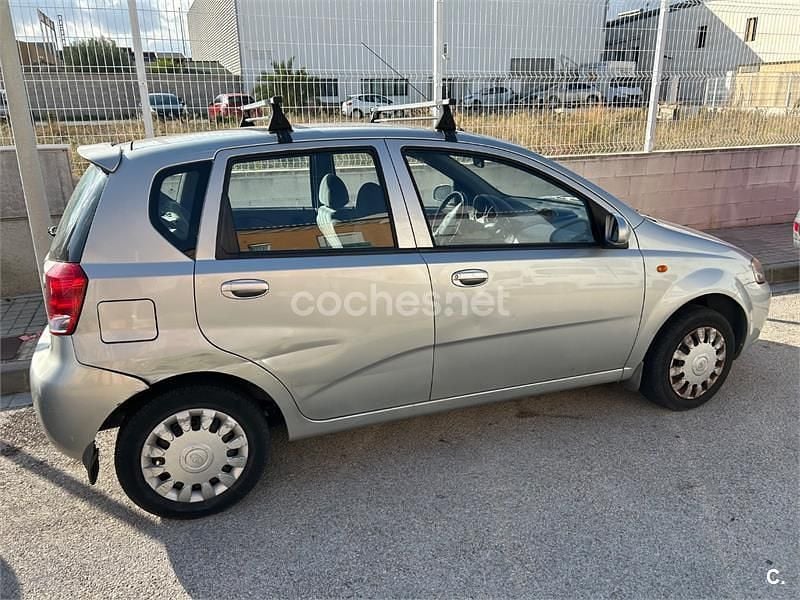 Usado Chevrolet Kalos SX 94 CV (69 kW) 2004 Gris / plata Berlina