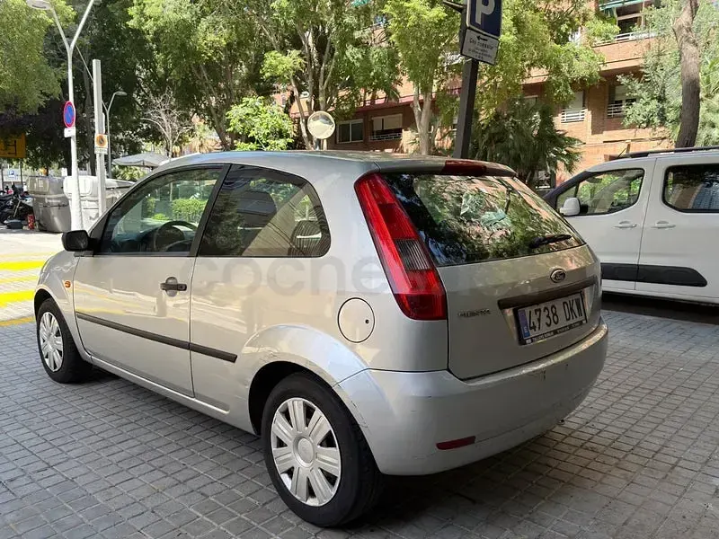 Usado Ford Fiesta Ambiente 70 CV (51 kW) 2005 Gris / plata Utilitario