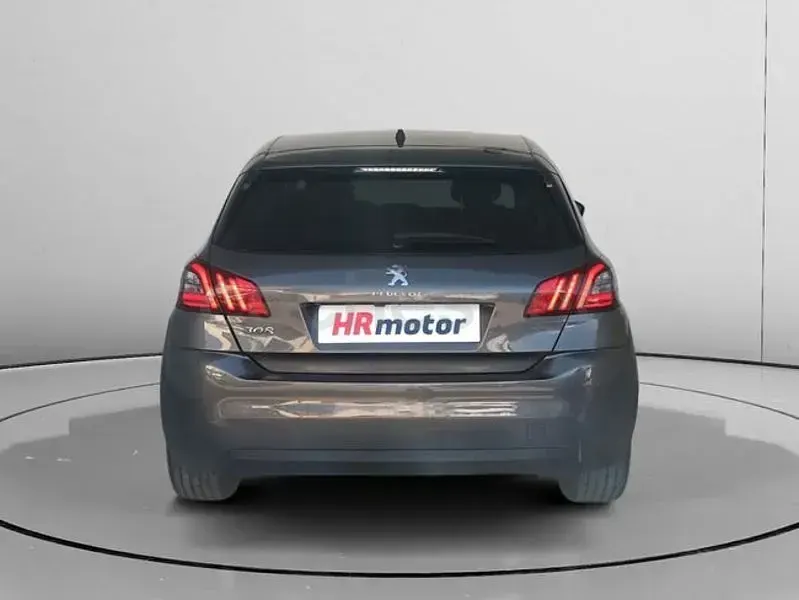 Usado Peugeot 308 Allure 130 CV (95 kW) 2021 Gris / plata Berlina