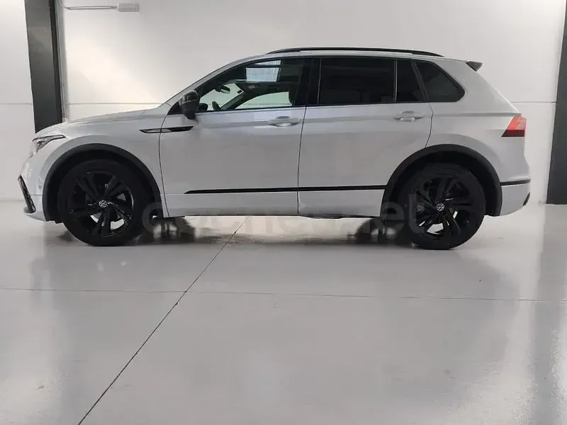 Usado VW Tiguan R-line 150 CV (110 kW) 2021 Gris / plata SUV