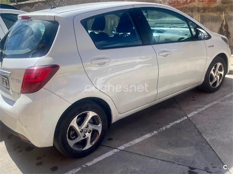 Usado Toyota Yaris Hybrid Active 100 CV (73 kW) 2015 Blanco Berlina
