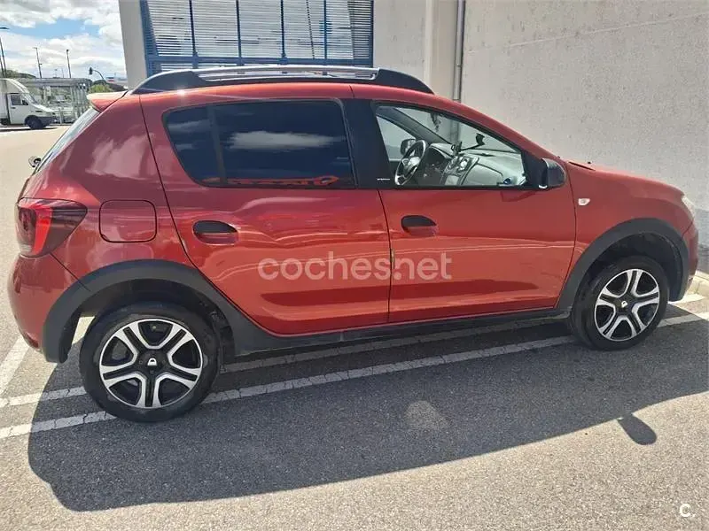 Używany Dacia Sandero 90 KM (66 kW) 2018 Czerwony Sedan/Limuzyna