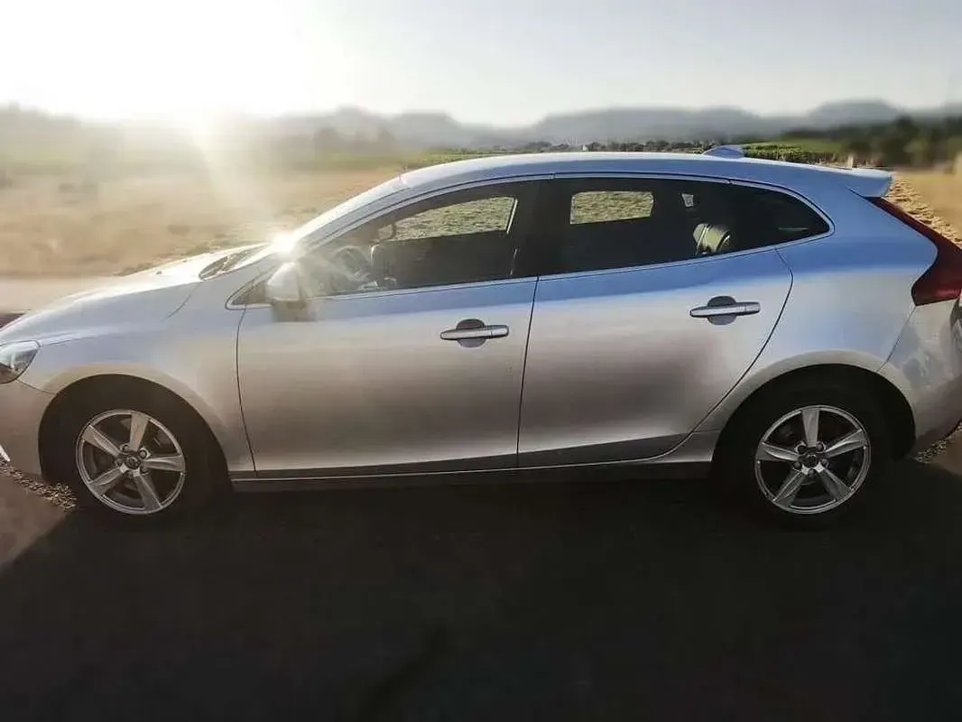 Usado Volvo V40 Momentum 150 CV (110 kW) 2016 Gris Utilitario