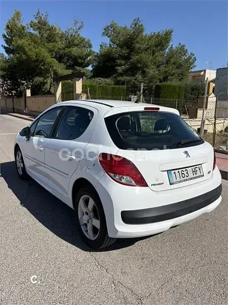 Usado Peugeot 207 92 CV (67 kW) 2011 Blanco Berlina