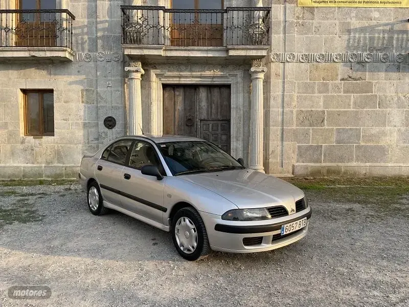 Usado Mitsubishi Carisma Comfort Edition 202 CV (148 kW) 2002 Plateado Berlina