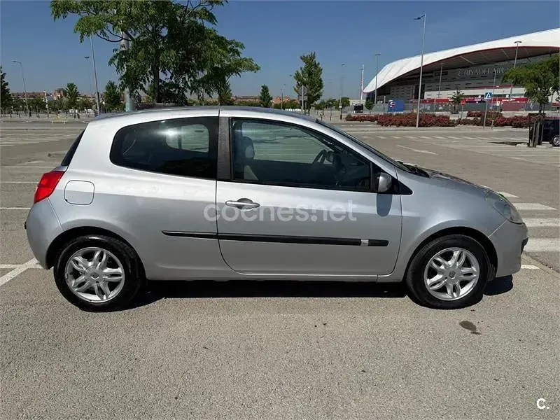 Usado Renault Clio II Privilege 100 CV (73 kW) 2006 Gris / plata Berlina