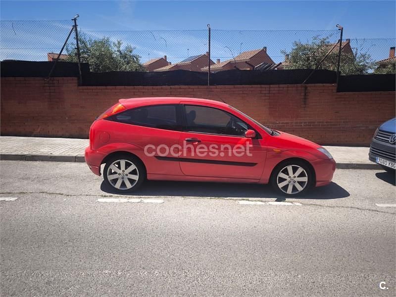 Usado Ford Focus Trend 115 CV (84 kW) 2004 Rojo Berlina