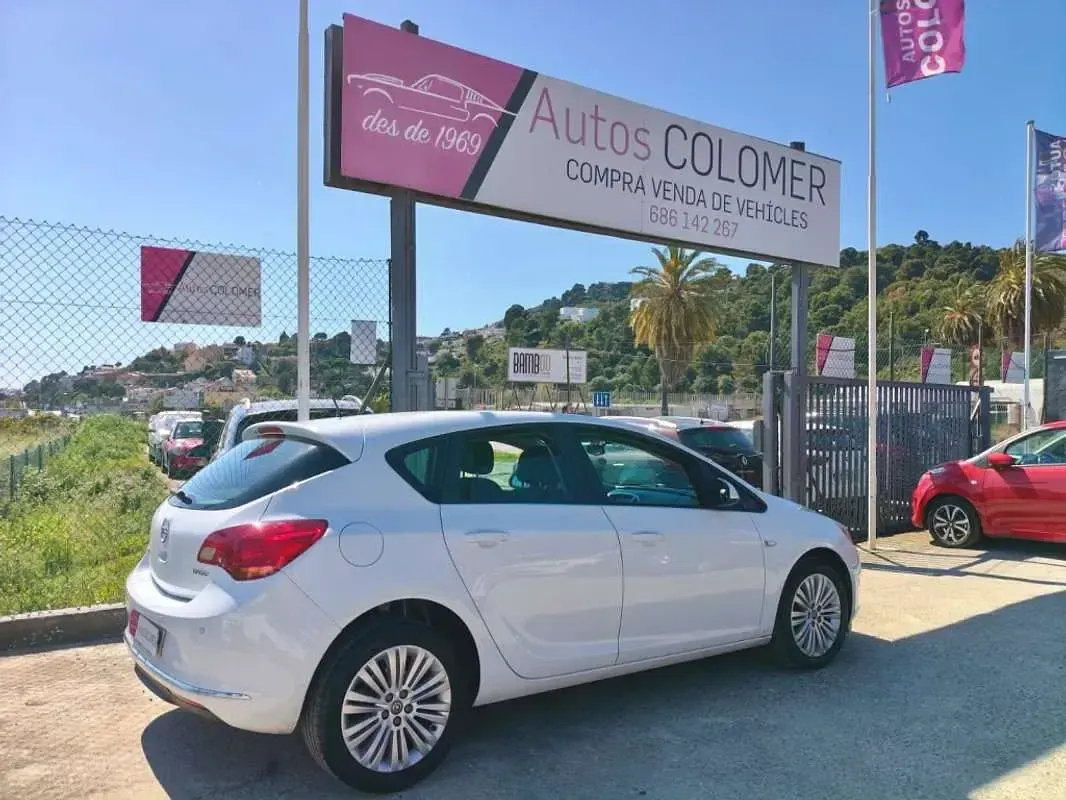 Usado Opel Astra Selective 140 CV (102 kW) 2015 Blanco Utilitario