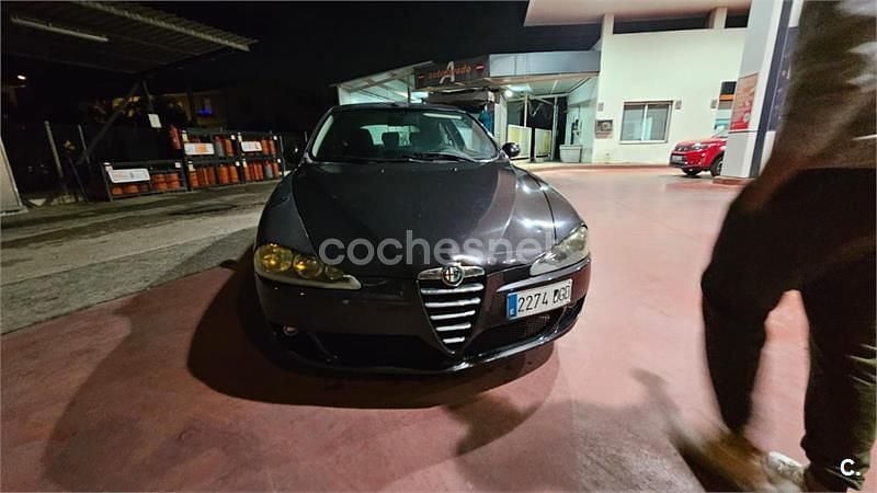 Usado Alfa Romeo 147 105 CV (77 kW) 2006 Gris / plata Utilitario