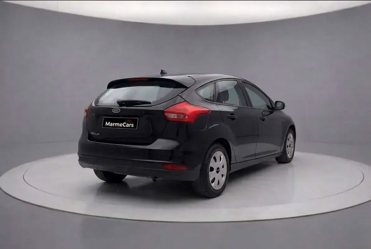 Usado Ford Focus Trend 114 CV (83 kW) 2012 Negro Utilitario