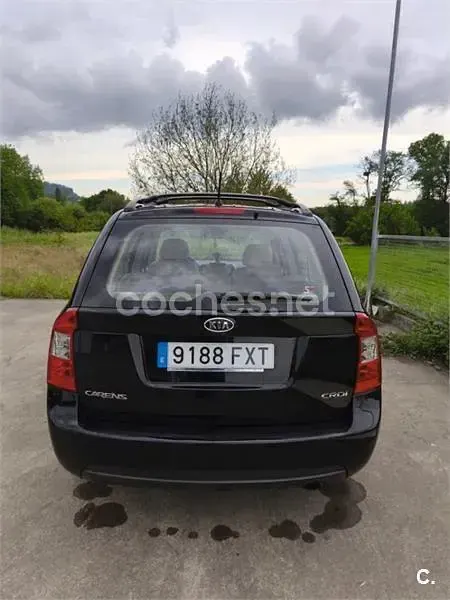 Usado Kia Carens LX 112 CV (82 kW) 2006 Negro Monovolumen