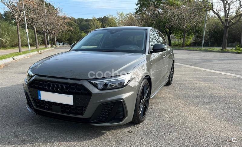 Gris / plata Usado 2023 Audi A1 Sportback S-Line Utilitario | 28.900 € (Un poco caro) - Imagen 1/4