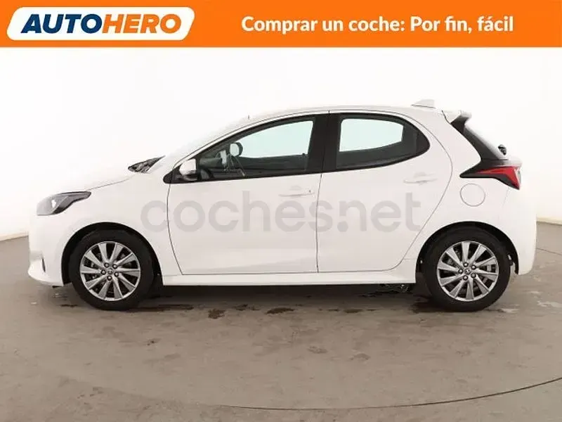 Usado Toyota Yaris Hybrid Active 116 CV (85 kW) 2022 Blanco Berlina