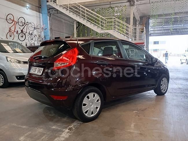 Usado Ford Fiesta Ambiente 68 CV (50 kW) 2009 Granate Berlina