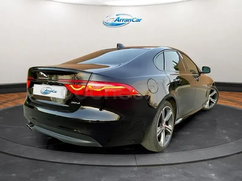 Usado Jaguar XF R-Sport 180 HP (132 kW) 2021 Preto Sedan