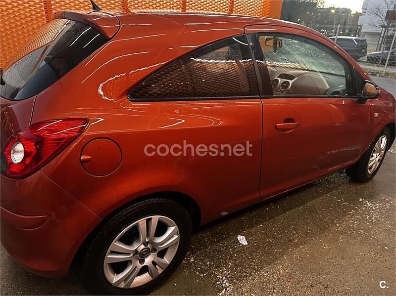 Usado Opel Corsa Essentia 85 CV (62 kW) 2012 Naranja Utilitario