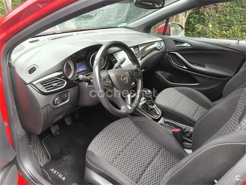 Usado Opel Astra Dynamic 136 CV (100 kW) 2017 Rojo Berlina