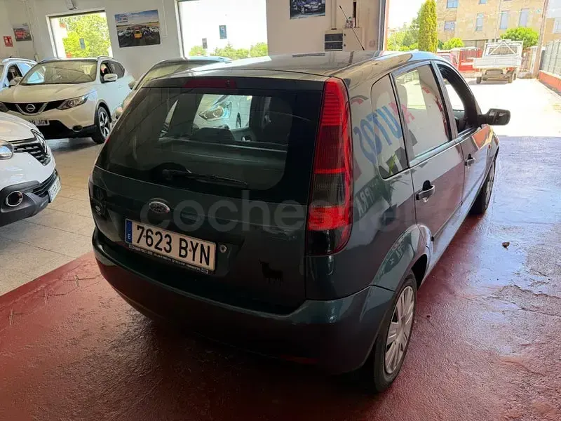 Usado Ford Fiesta Ghia 80 CV (58 kW) 2004 Gris / plata Utilitario