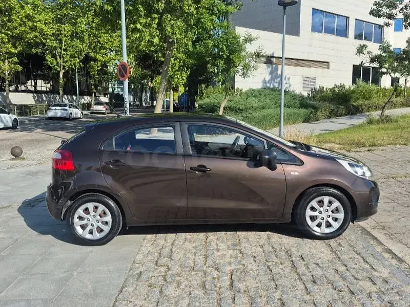 Usado Kia Rio 85 CV (62 kW) 2012 Marrón Berlina