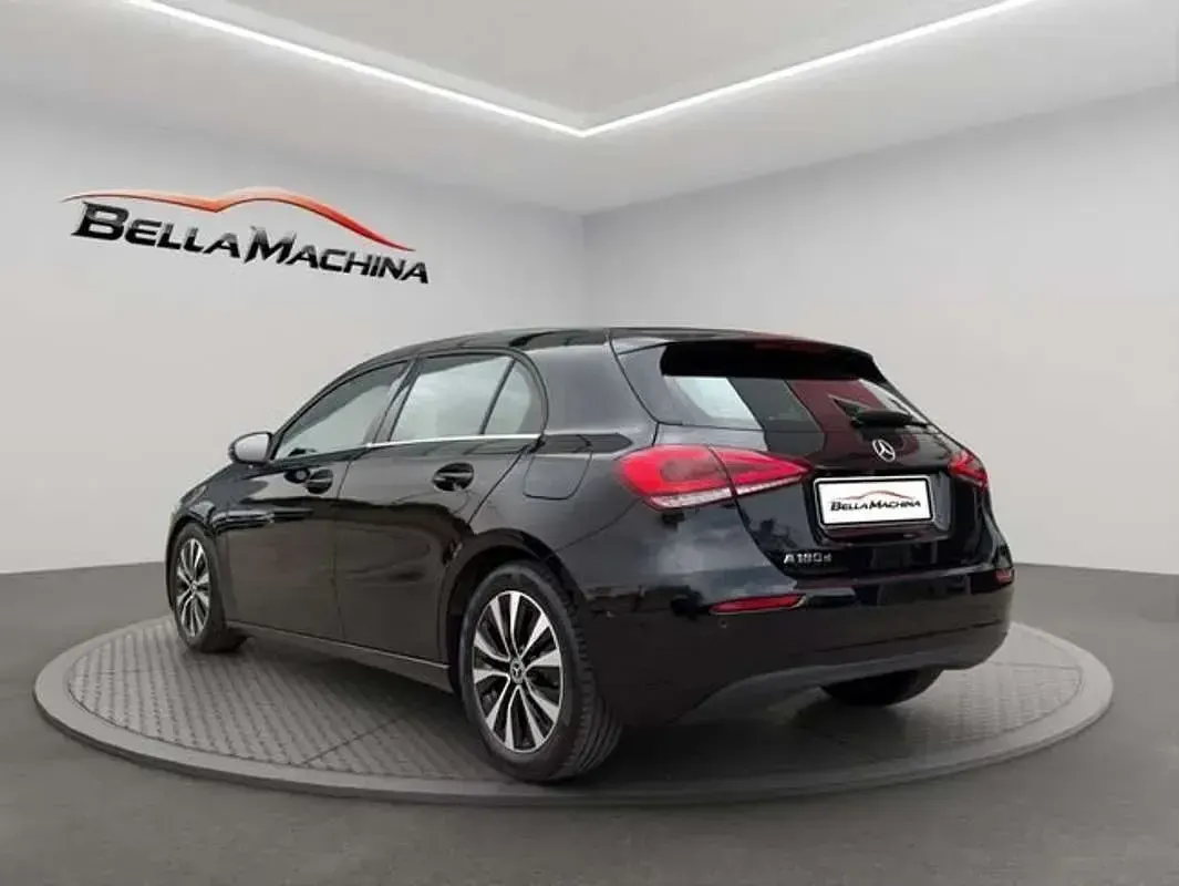 Usado Mercedes A180 116 CV (85 kW) 2021 Negro Utilitario