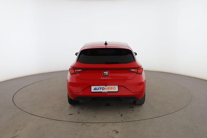 Usado Seat Leon Style 130 CV (95 kW) 2021 Rojo Utilitario
