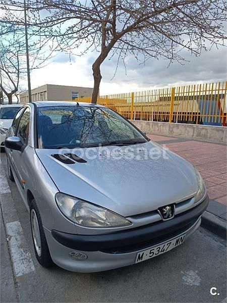 Usado Peugeot 206 70 CV (51 kW) 1998 Gris / plata Berlina