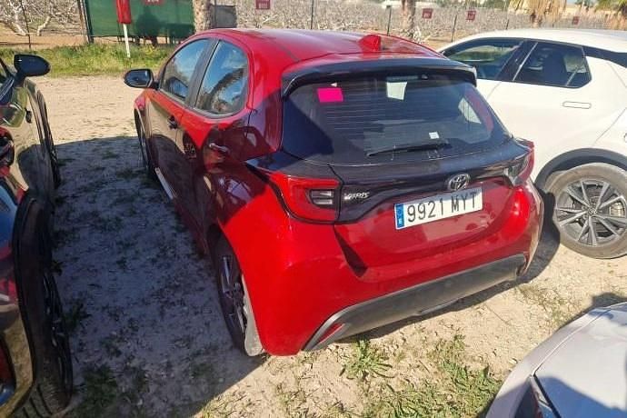 Usado Toyota Yaris Hybrid Active 116 CV (85 kW) 2025 Rojo Utilitario