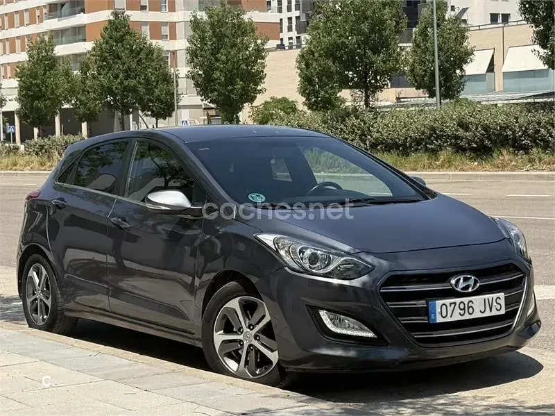 Usado Hyundai i30 110 CV (80 kW) 2016 Gris / plata Berlina