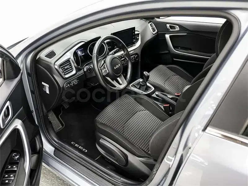Usado Kia Ceed 136 CV (100 kW) 2024 Gris / plata Utilitario