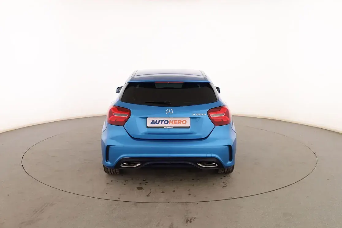 Usado Mercedes A180 AMG line 110 CV (80 kW) 2016 Azul Utilitario