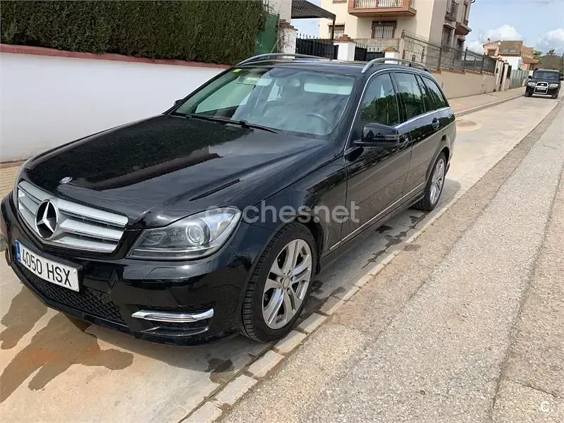 Usado Mercedes C200 136 CV (100 kW) 2013 Negro Familiar
