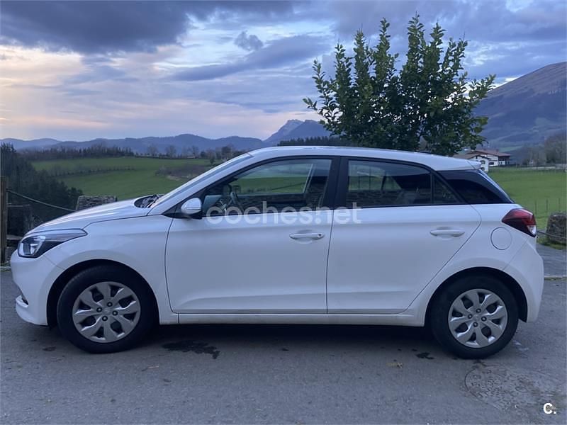 Usado Hyundai i20 84 CV (61 kW) 2018 Blanco Berlina