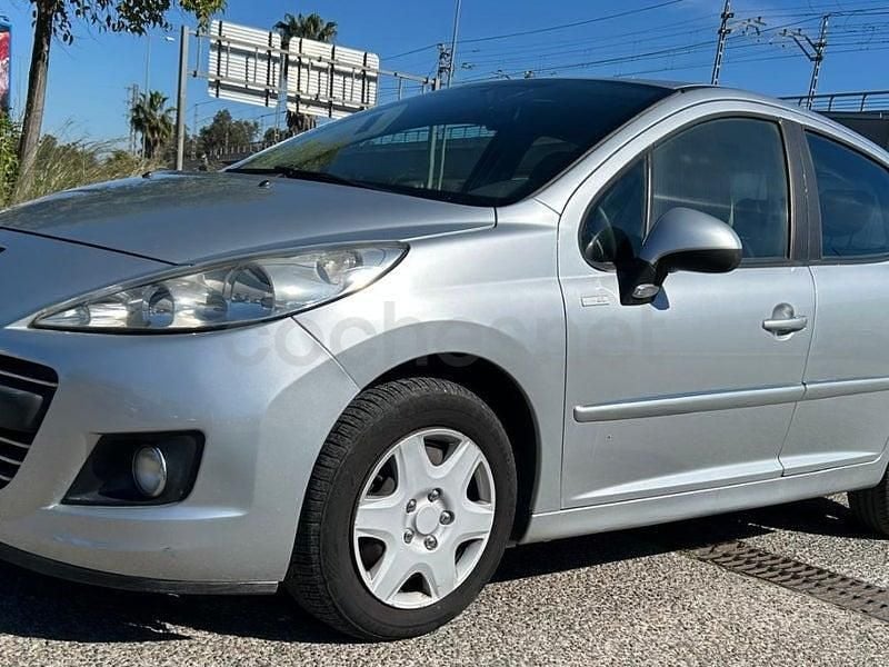 Usado Peugeot 207 70 CV (51 kW) 2010 Gris / plata Berlina