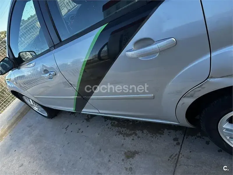 Usado Ford Focus Sport 109 CV (80 kW) 2005 Gris / plata Berlina