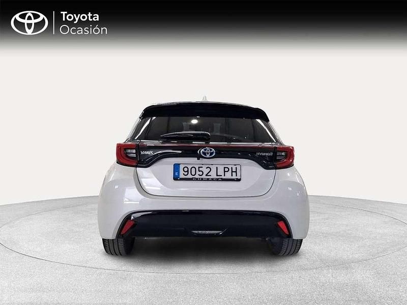 Usado Toyota Yaris Hybrid Style 116 CV (85 kW) 2021 Blanco Utilitario