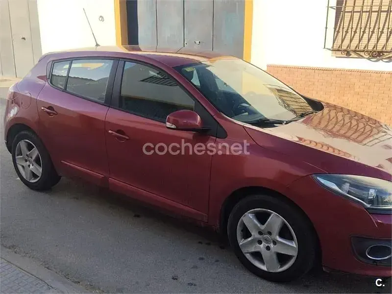 Usado Renault Mégane III Business 95 CV (69 kW) 2015 Rojo Berlina