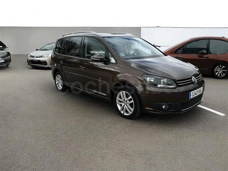 Usado VW Touran Advance 105 CV (77 kW) 2013 Marrón Monovolumen