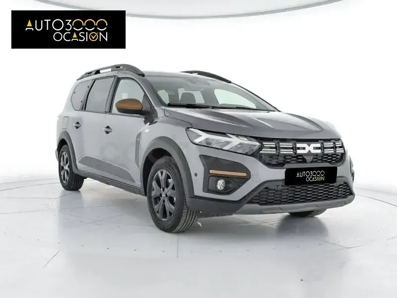Usado Dacia Jogger Extreme 140 CV (102 kW) 2025 Gris / plata Monovolumen