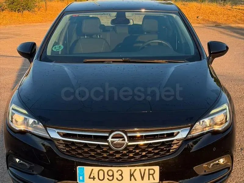 Usado Opel Astra Selective 125 CV (91 kW) 2019 Negro Berlina