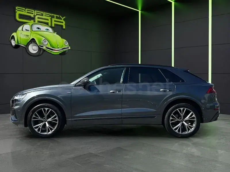 Usado Audi Q8 Ambiente 286 CV (210 kW) 2021 Gris / plata SUV